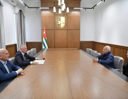Аҳәынҭқарра ахада Бадра Гәынба идикылеит Хьыбла Гьерзмааԥҳаи Владимир Спивакови
