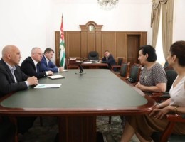 Бадра Гунба встретился с семьей второго президента Абхазии Сергея Багапша