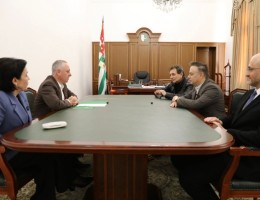 Президент Абхазии Бадра Гунба встретился с Евгением Князевым и Кириллом Кроком