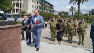 Даур Кове принял участие в церемонии возложения цветов к памятнику российским миротворцам