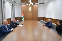 Аҳәынҭқарра ахада Бадра Гәынба идикылеит Хьыбла Гьерзмааԥҳаи Владимир Спивакови