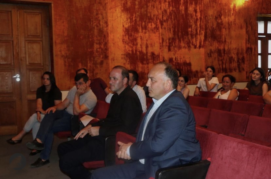 Даур Кове посетил Абхазский государственный молодежный театр