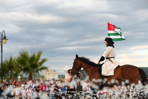 Фотоотчет со дня празднования Дня Государственного флага Абхазии