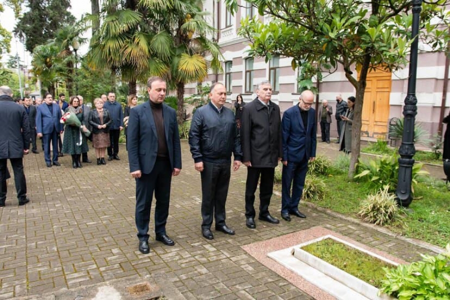 В Сухуме почтили память ученого и политика Юрия Воронова