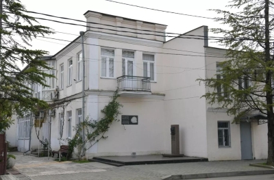 Картину с родовым знаком фамилии Гулиа передали в дар Дому-музею Дмитрия Гулиа