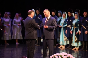 Президент Южной Осетии Алан Гаглоев наградил министра культуры Абхазии Даура Кове Орденом Почета